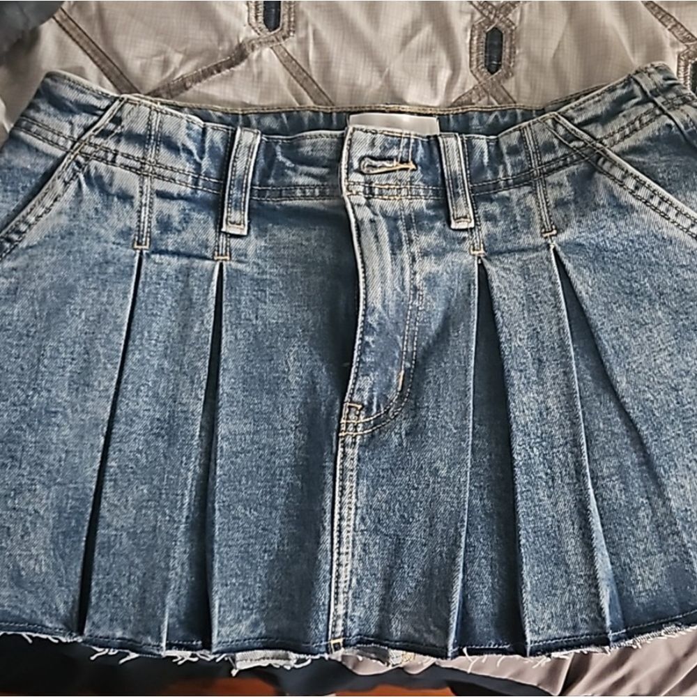 Denim by PINK Pleated Mini Skirt NEW MSRP $50 Bright Wash Denim Size SMALL - Picture 5 of 14